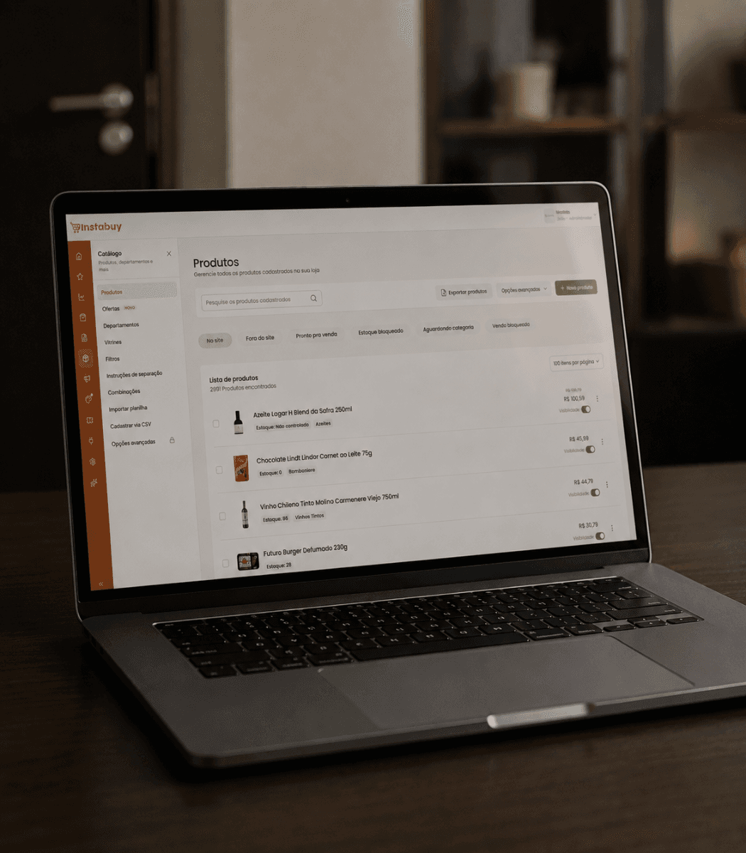Painel da Instabuy aberto no notebook, na tela de catálogo de produtos