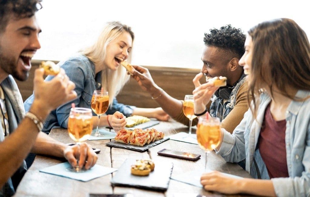 Millennials gostam de compartilhar. Estudos indicam que 13% deles são mais propensos a compartilhar sobre suas compras e