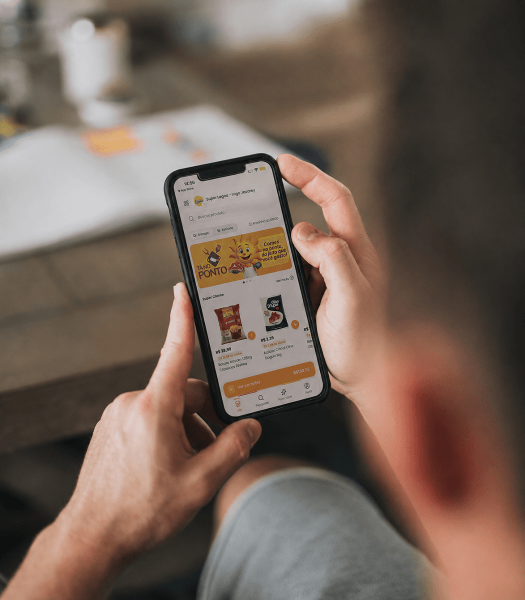 Cliente escolhendo produtos no aplicativo de um supermercado pelo celular