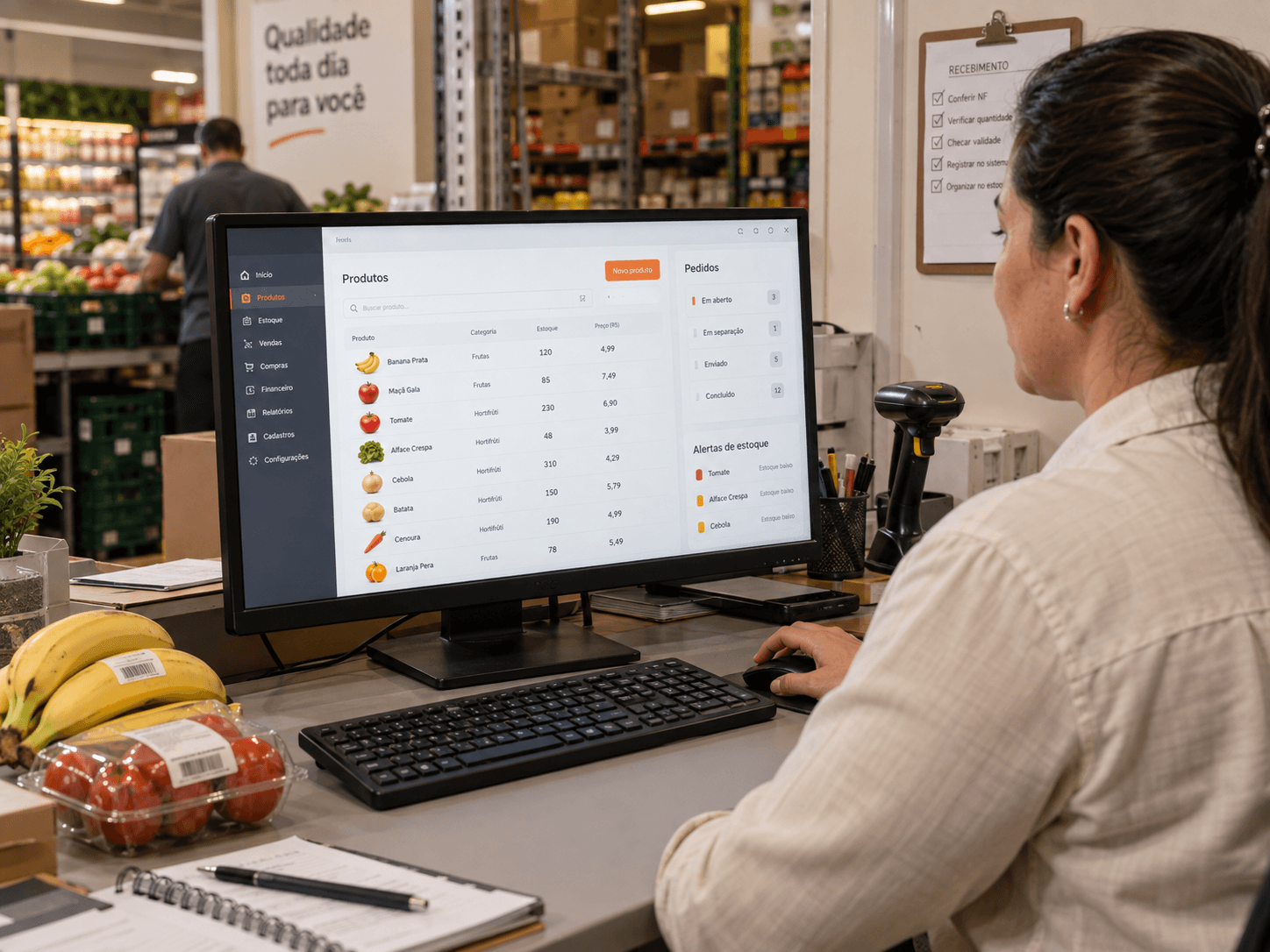 Funcionária do recebimento consulta o cadastro de produtos e o estoque no computador do supermercado